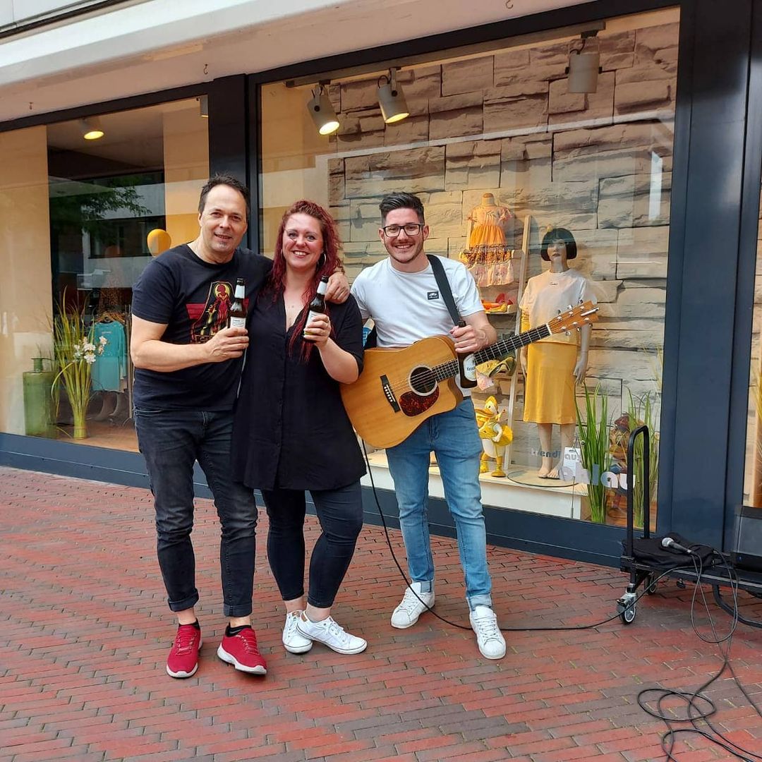 Gestern haben Hellena und Marco zusammen mit Jöcky von @rockkantine in der Innenstadt von Neustadt am Rübenberge an der ...