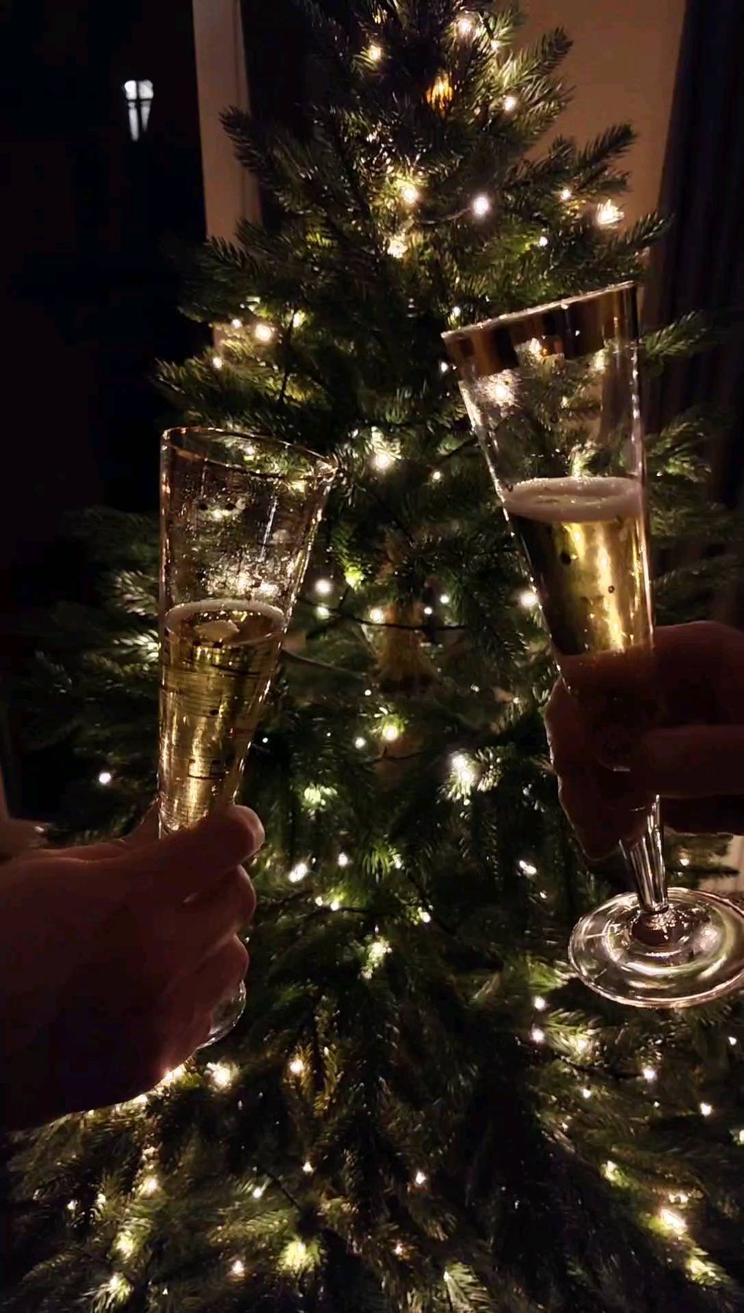 Wir wünschen Euch und Euren Lieben ein frohes neues Jahr und alles Gute für 2022! 🎉🎊🥂#happynewyear #nye #2022