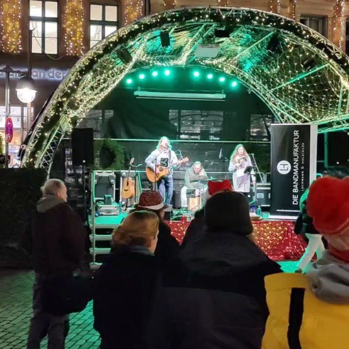 Gestern hatten wir die ehrenvolle Aufgabe an der Marktkirche den @weihnachtsmarkthannover musikalisch zu eröffnen. Mit ...