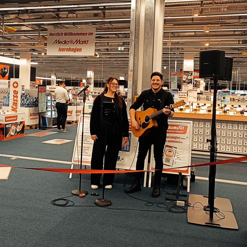 In kleiner Besetzung haben Helli und Marco gestern die "Neueröffnung" des @mediamarktsaturn im @a2shoppingcenter musikal...